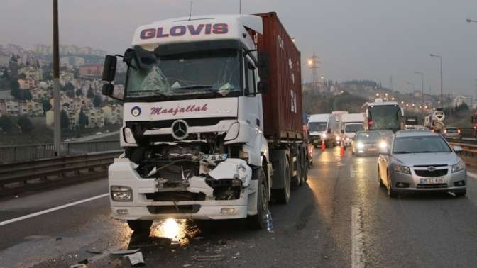 3 TIR birbirleri ile çarpıştı.