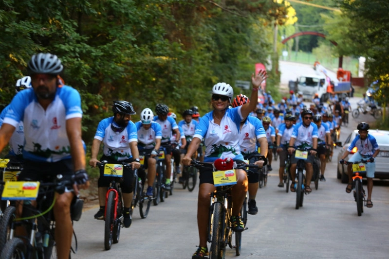 3 ülkeden 350 bisikletçi Kocaeli'de... Pedallar Filistinli çocuklar için