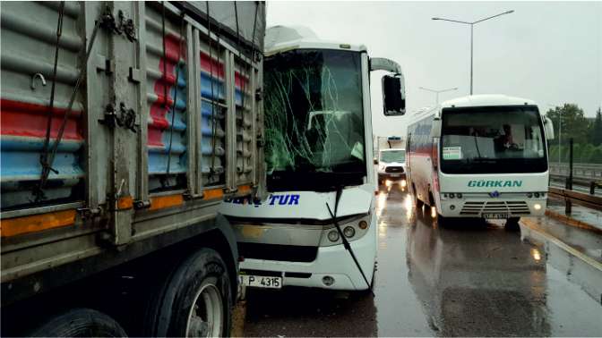 5 aracın karıştığı zincirleme trafik kazası: 8 yaralı