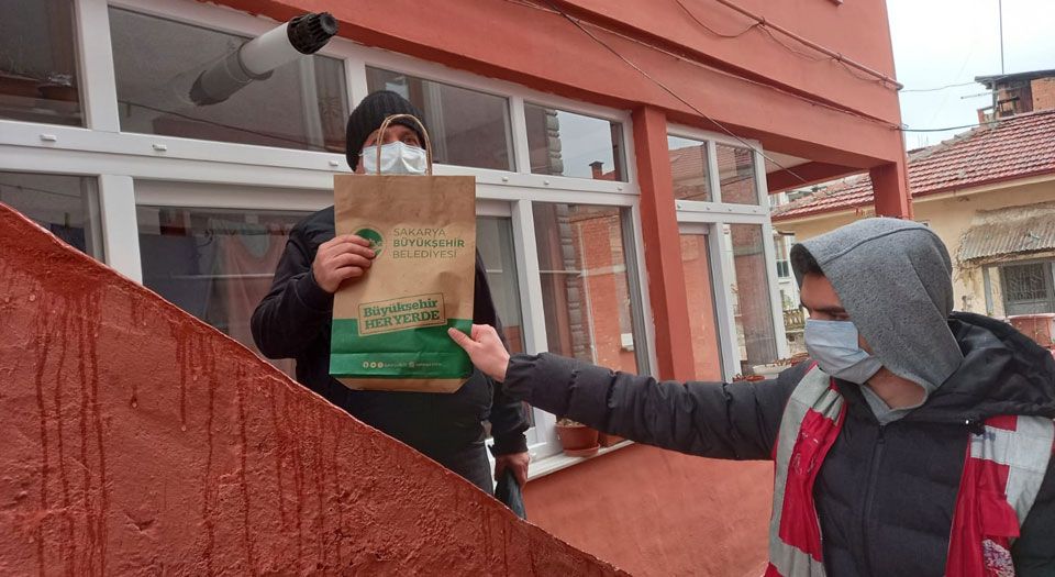 Sakarya halk sağlığını korumak için maske dağıtıyor