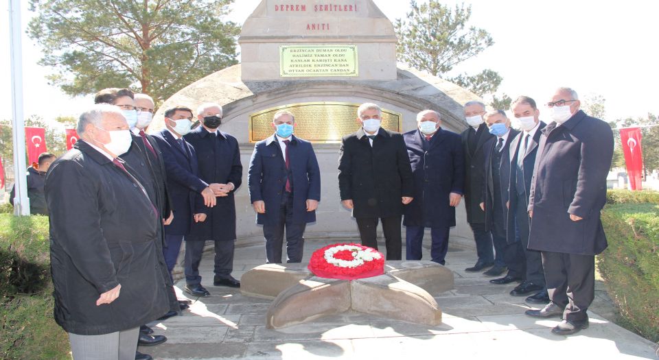 Erzincan'da deprem şehitleri unutulmadı