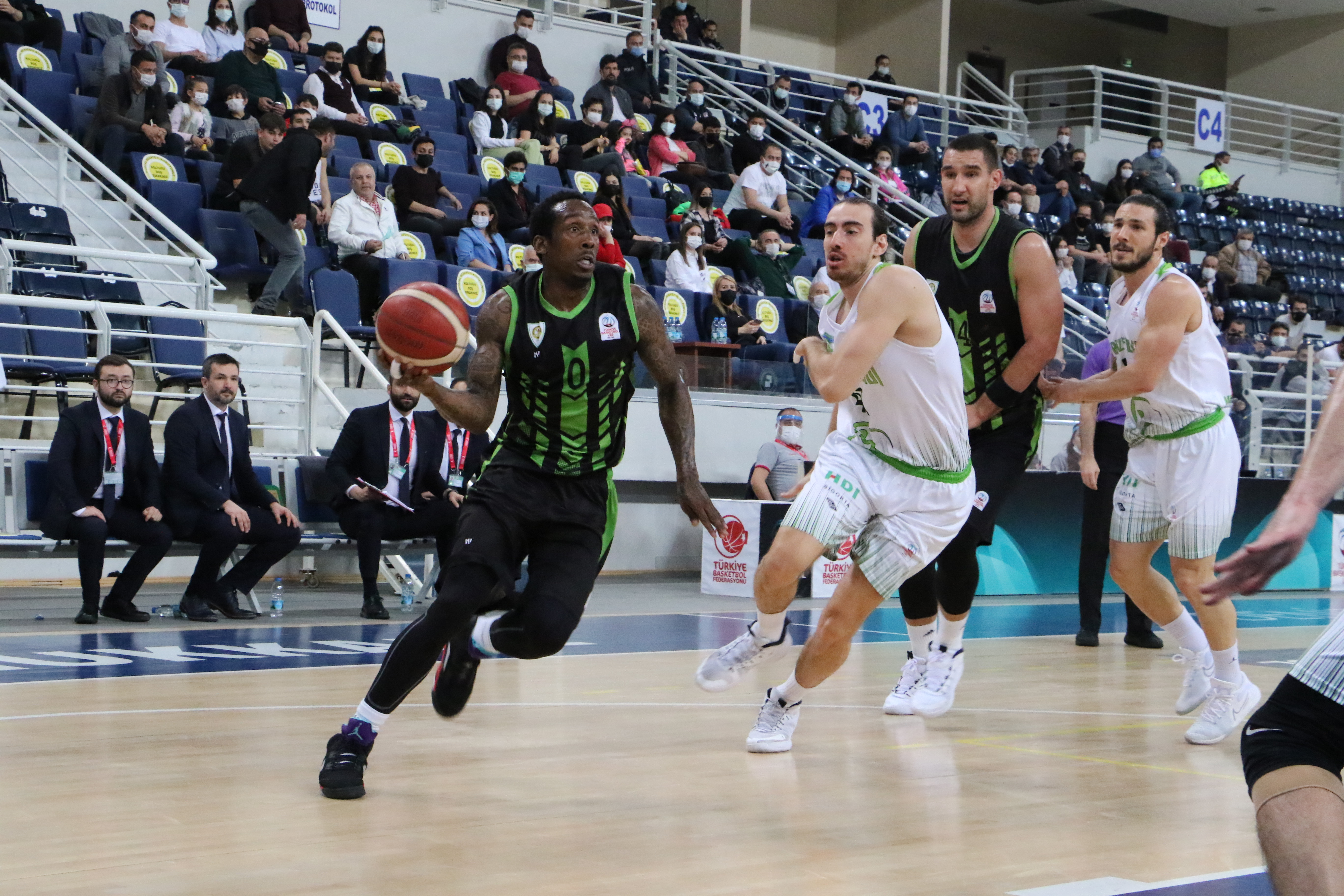 Manisa ekibi basketbolda son çeyrekte yıkıldı