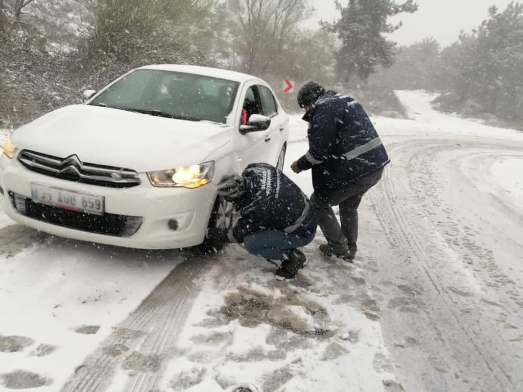 Manisa'da karla mücadele ekipleri iş başında