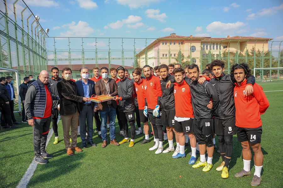 İnegölspor'a Başkan Taban'dan baklava ziyafeti