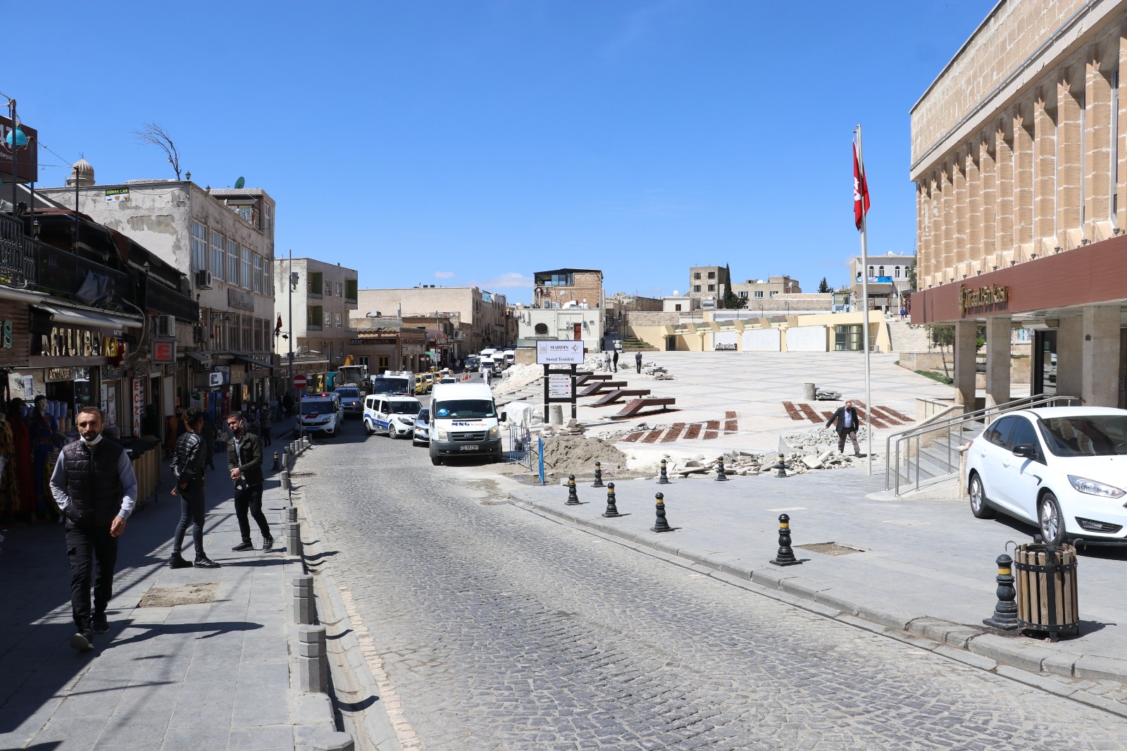 Mardin'de cadde ve sokaklar boş kaldı