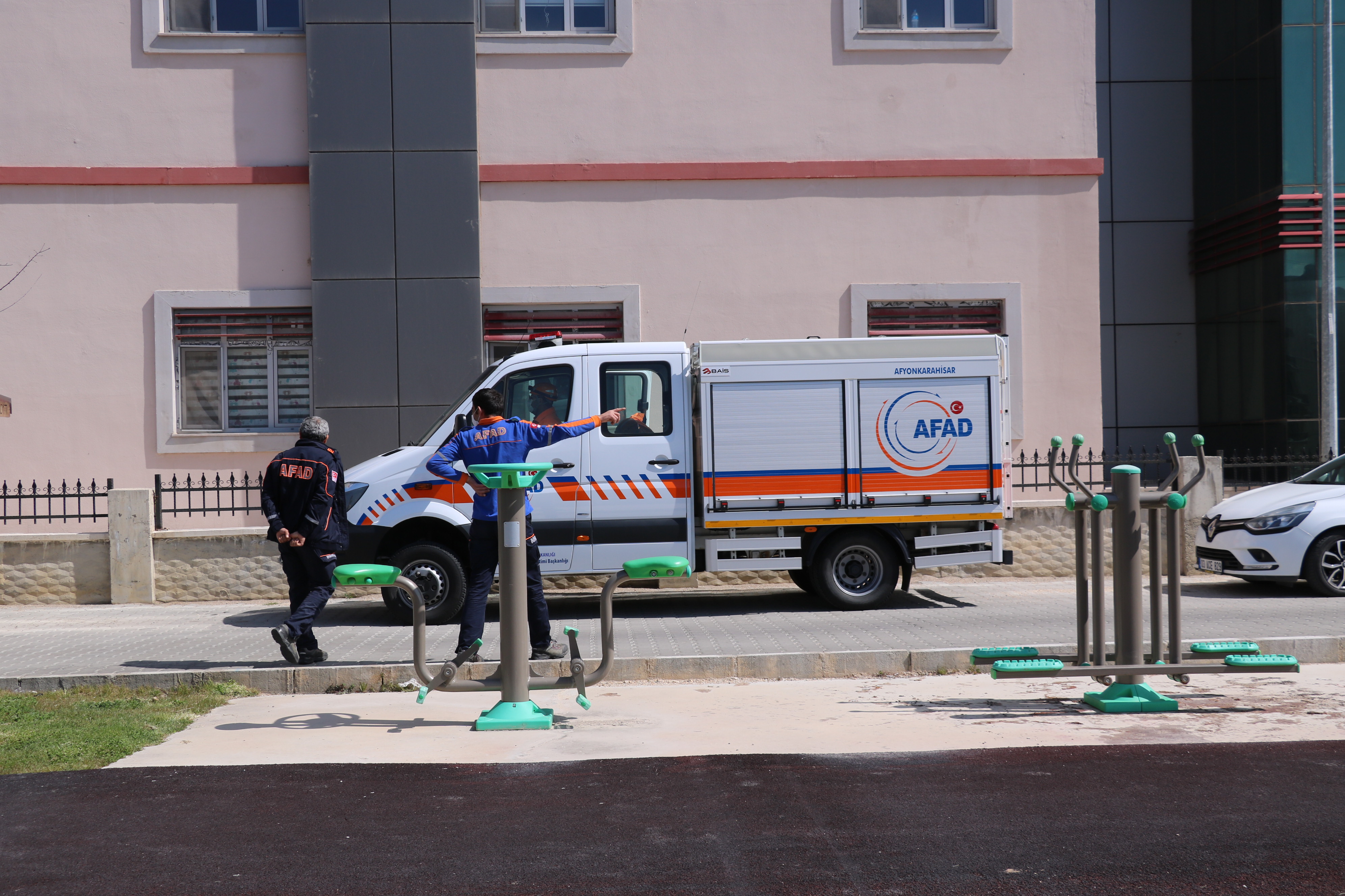 Bunalıma giren yaşlı adam Akarçay’a atladı