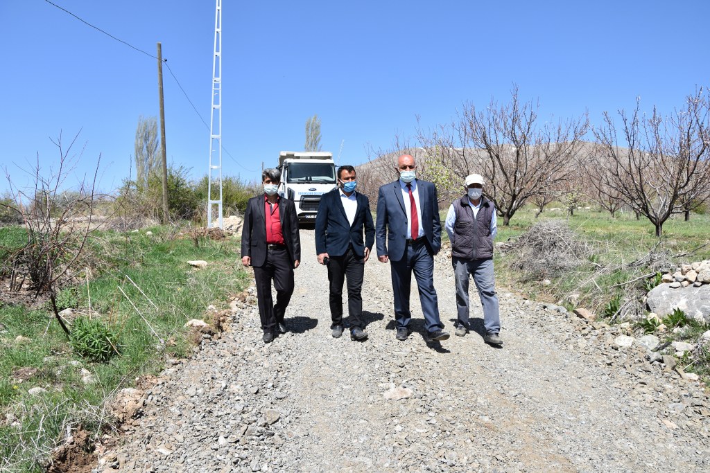 Malatya Doğanşehir'de yol çalışmaları hız kesmiyor