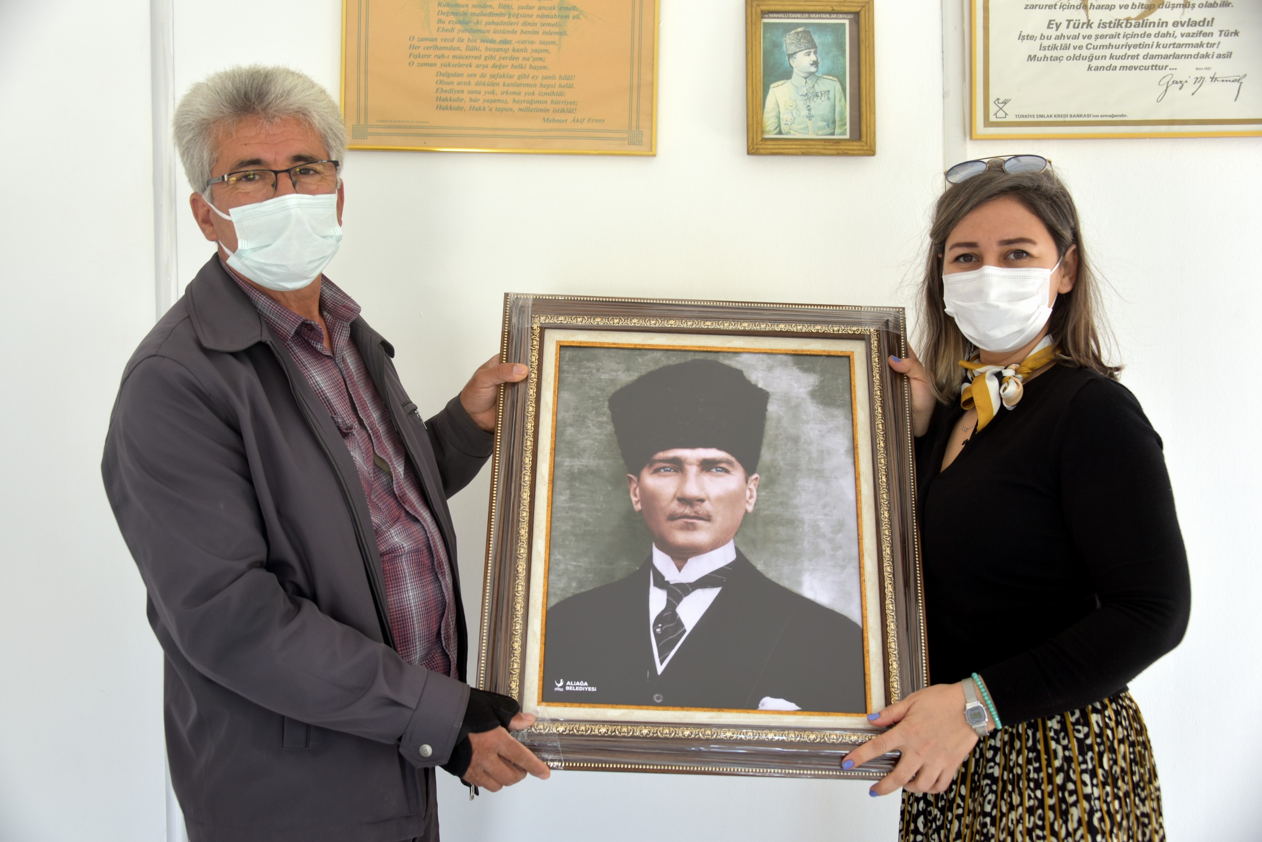 İzmir'de Aliağalı muhtarlara Atatürk Portresi hediyesi