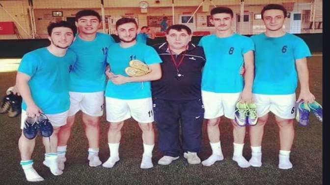 Açıkgözden rakibi ve futbolcularına kutlama