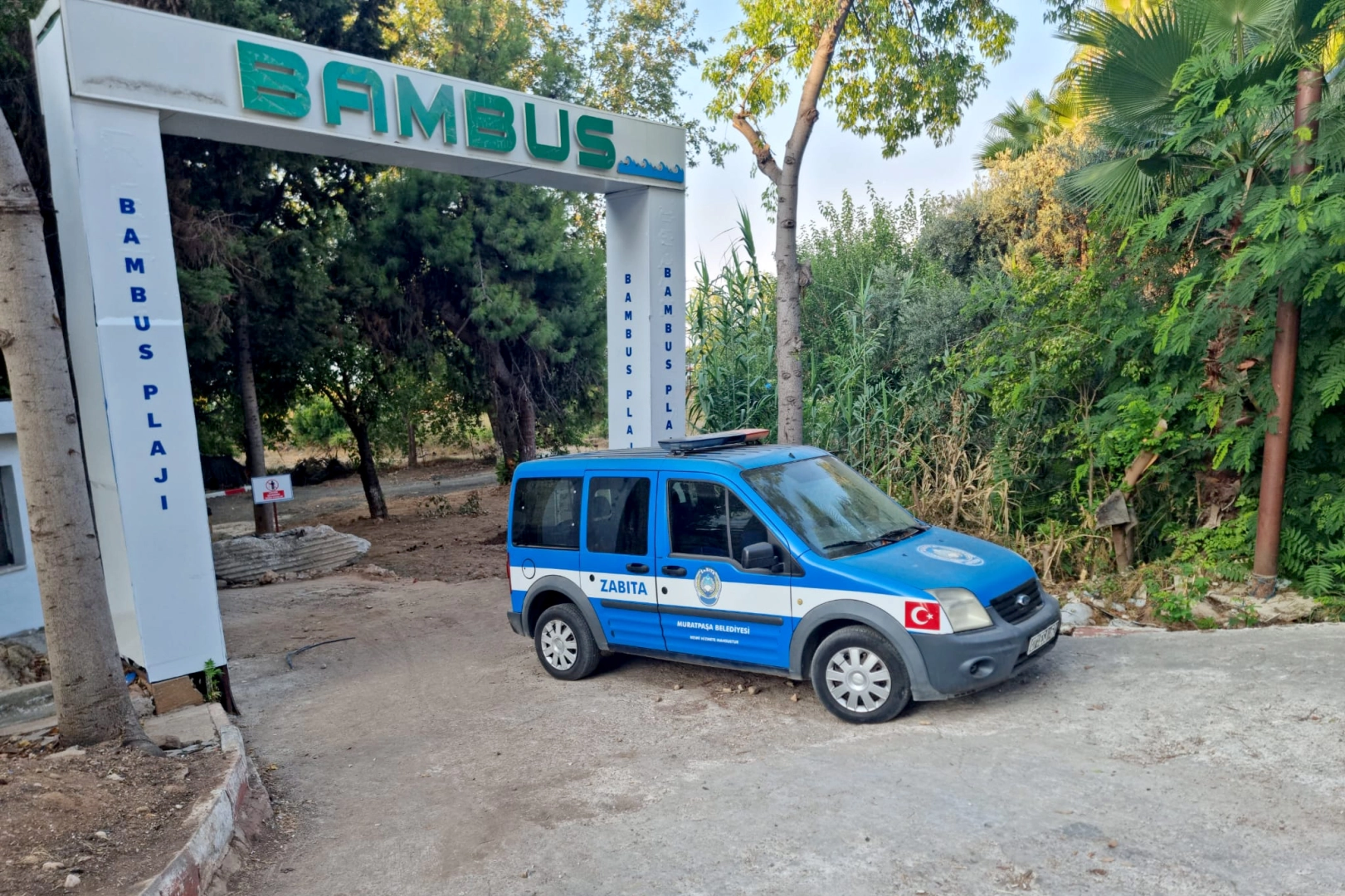 Antalya'da Bambus Plajı'ndan taşıtlar da çekildi!