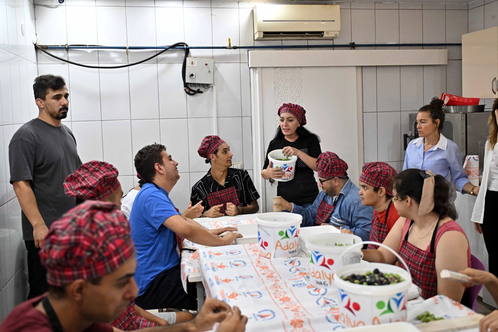 Antalya'da özel çocuklardan bahçeden sofraya zeytin üretimi