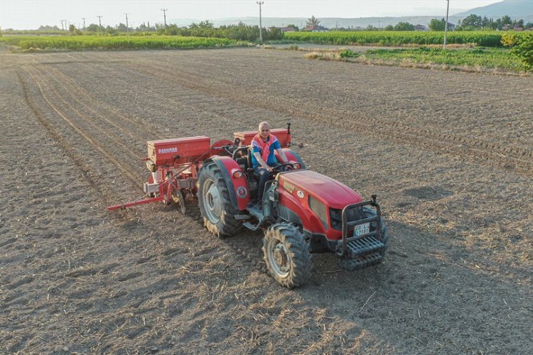 Başkan traktör sürdü, ilk tohum ekti