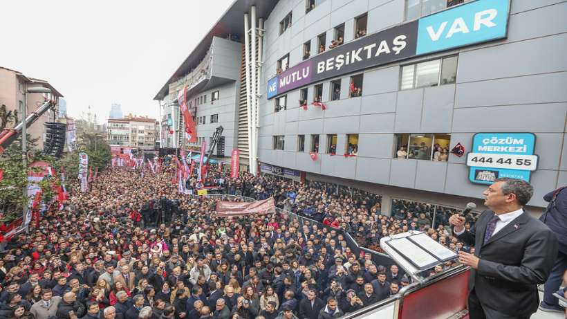 BEŞİKTAŞ’TA YÜZ BİNLER BAŞKANINA SAHİP ÇIKTI: ÖZGÜR ÖZEL YÜZ BİNLERE SESLENDİ