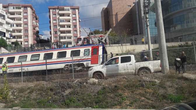 Boş yolcu treninin 2 vagonu raydan çıktı