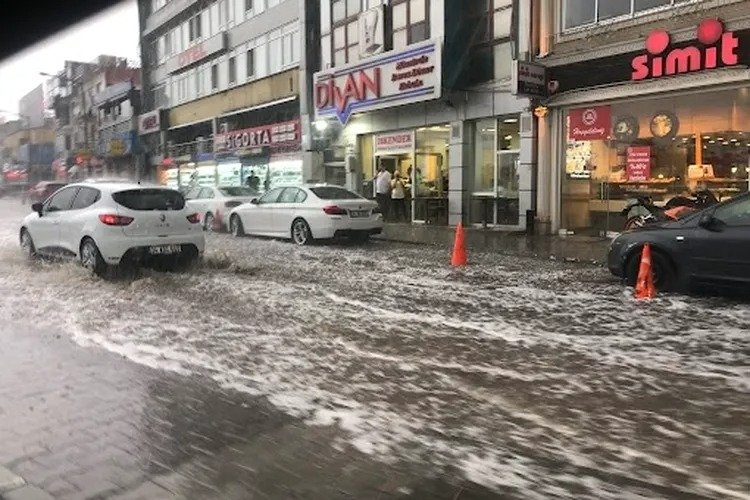 Bursa'da cadde ve sokaklar göle döndü