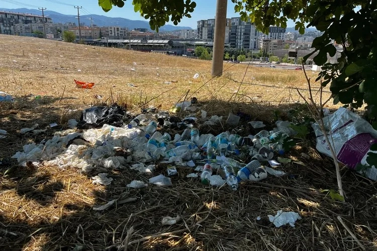 Bursa'daki boş arazi çöp yuvası oldu