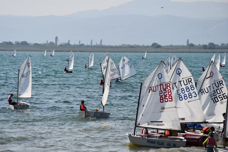 Bursa İznik Gölü'nde heyecan dolu yarış