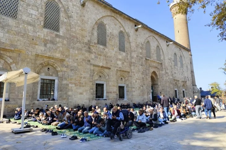 Bursalılar Ulucami’ye akın etti