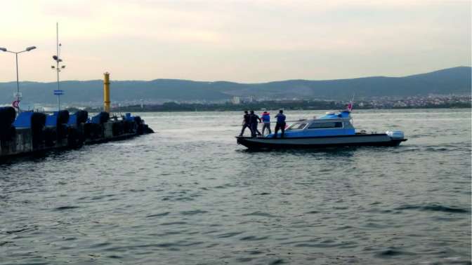 Denizde mahsur kalan gençleri deniz polisi kurtardı