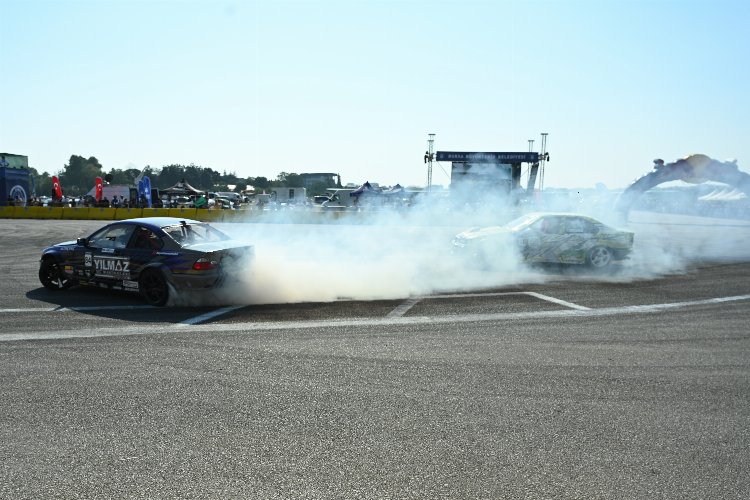 Driftin en iyileri Bursa'da sahne aldı... Tozu dumana kattılar