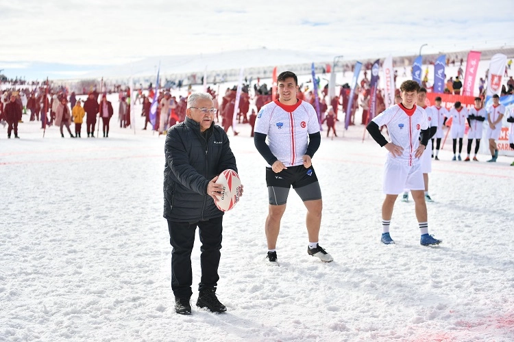 Erciyes'te Kar Ragbi heyecanı yaşandı