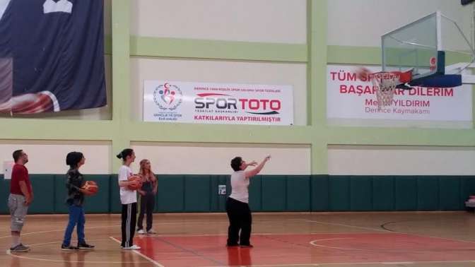 EYDEM’li kursiyerlerin basketbolu sevdi