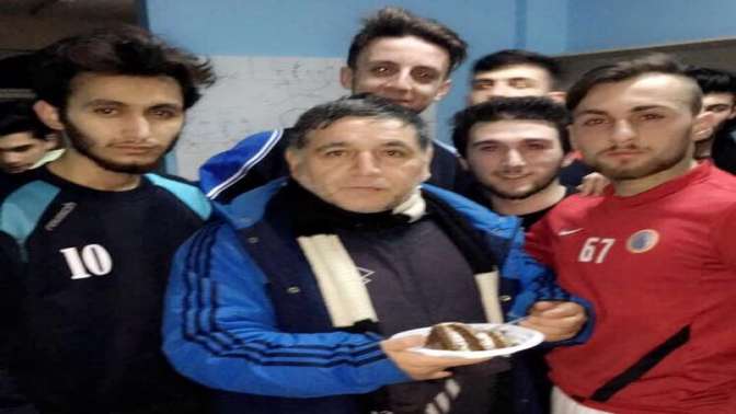 Futbolcuları hocalarını unutmadı