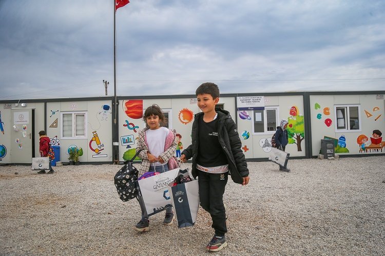 Gaziantep Belediyesi'nden depremzedelere kırtasiye desteği