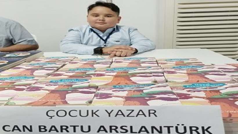 Genç yazarı Can Bartu Arslantürk, kitabını imzaladı