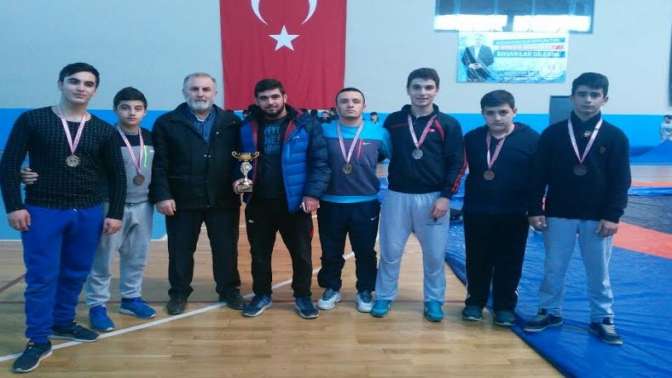 Gölcük Belediyespor Minik Güreşçilerinden Altı Derece