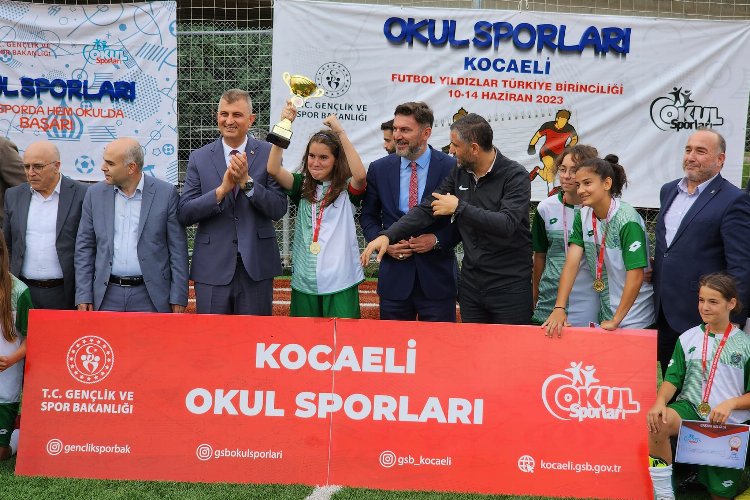 Gölcük'te ortaokullu kızlardan gururlandıran şampiyonluk