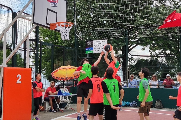 Gölcük'te sıra sokak basketbolunda