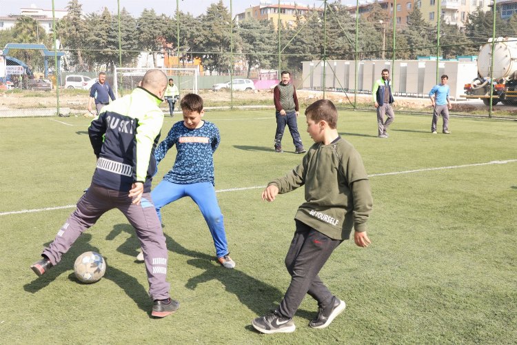 Hatay'da BUSKİ ekipleri depremzedeli çocuklara moral verdi