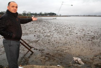 Hazır su çekilmişken bu pisliği temizleyin!