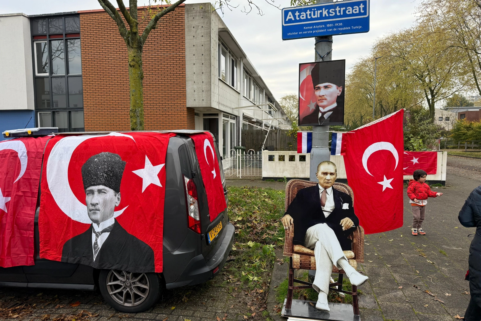 Hollanda'daki Atatürk Sokağı'nda Ata'ya özel anma