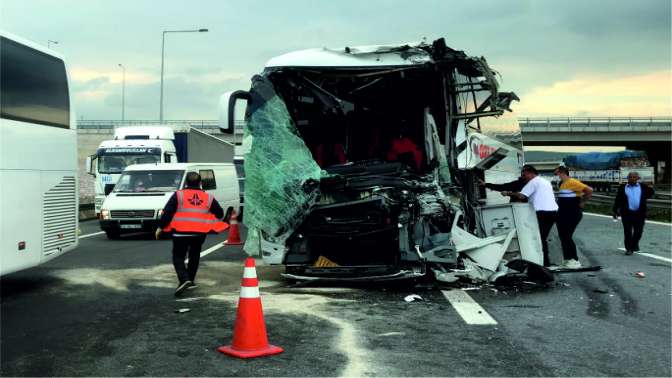 İki yolcu otobüsü çarpıştı,8 yaralı var