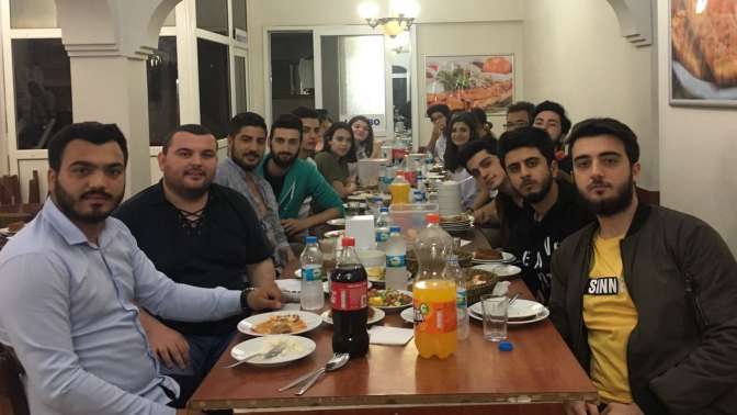 İlk defa oy kullanacak gençlerle iftarda buluştular