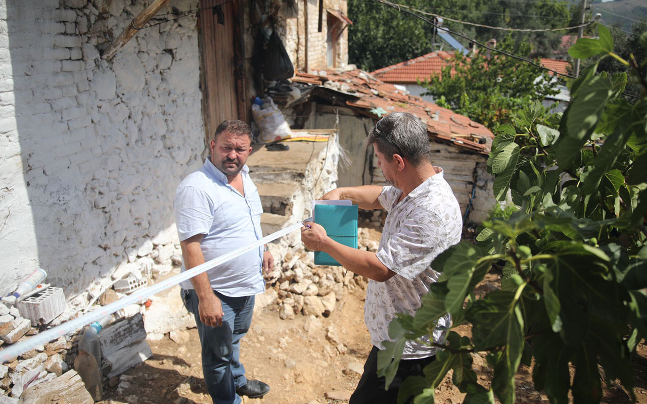 İzmir Bergama, orman şehidinin baba ocağını onarıyor