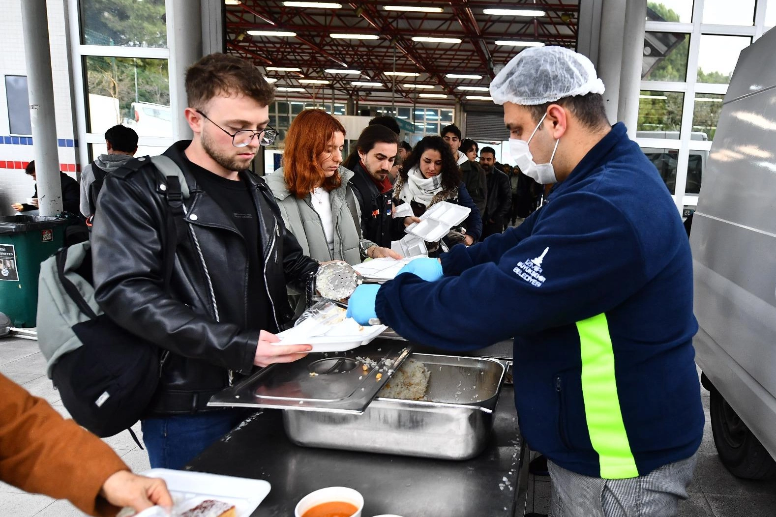 İzmir Büyükşehir'den üniversite öğrencilerine sıcak yemeğe devam