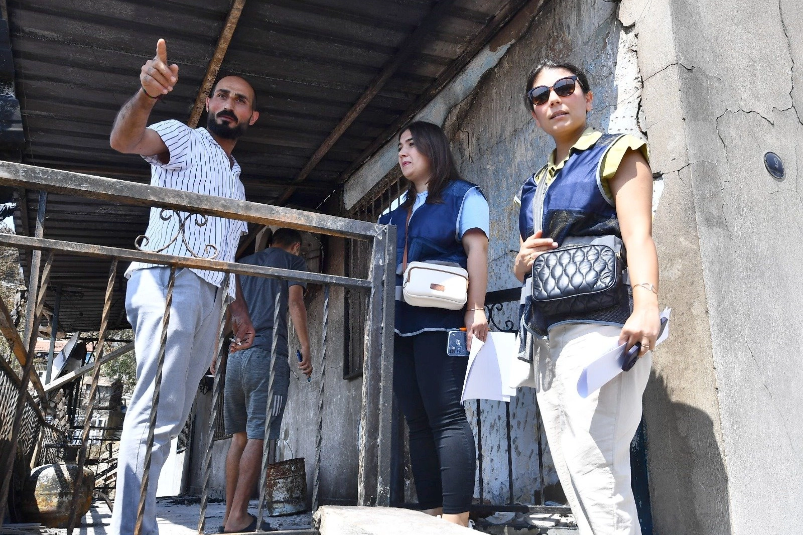 İzmir'de yangınzedelerin kapıları tek tek çalındı