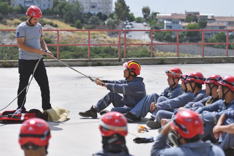 İzmir'in genç itfaiyecileri sıkı eğitimden geçiyor