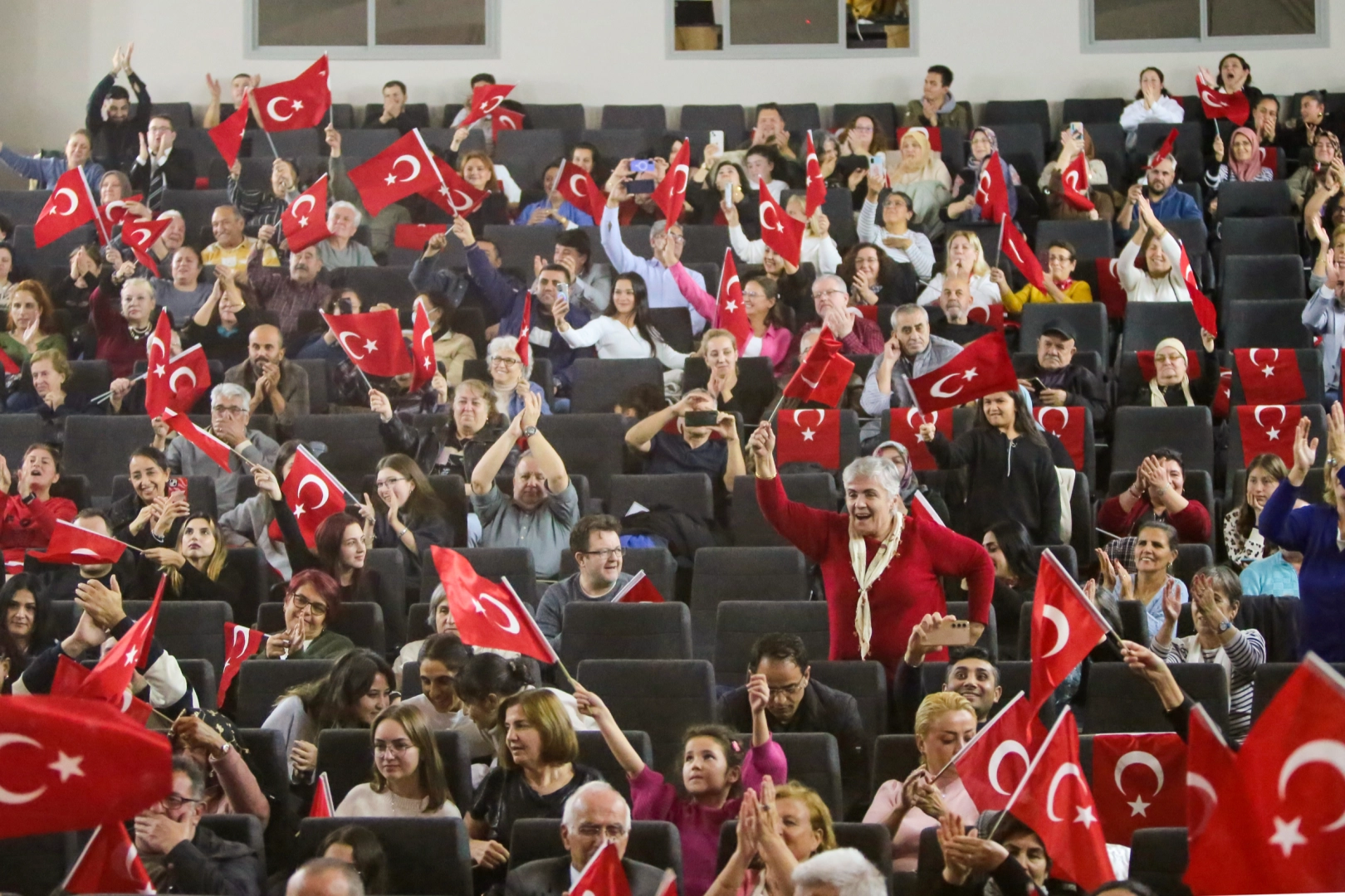 İzmir Karabağlar'da 'Atatürk' sergi, söyleşi ve konserle anıldı