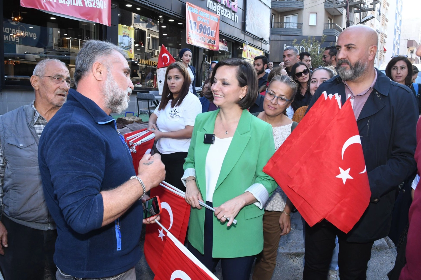 İzmir Karabağlar'dan Cumhuriyet Korteji'ne bayraklı davet