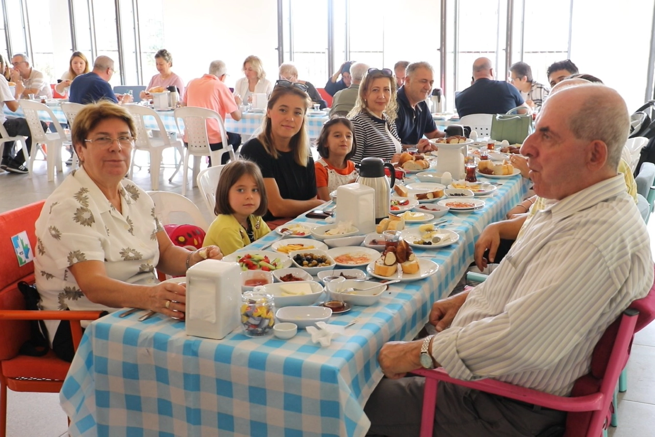 İzmitte Gülümse Kahvaltı Evi misafirlerini ağırlıyor