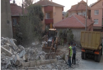 İzmit’te Harabe Binalar Yıkılıyor