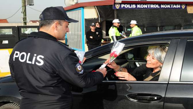 Kadınlar Gününde Kocaeli Polisinden karanfil