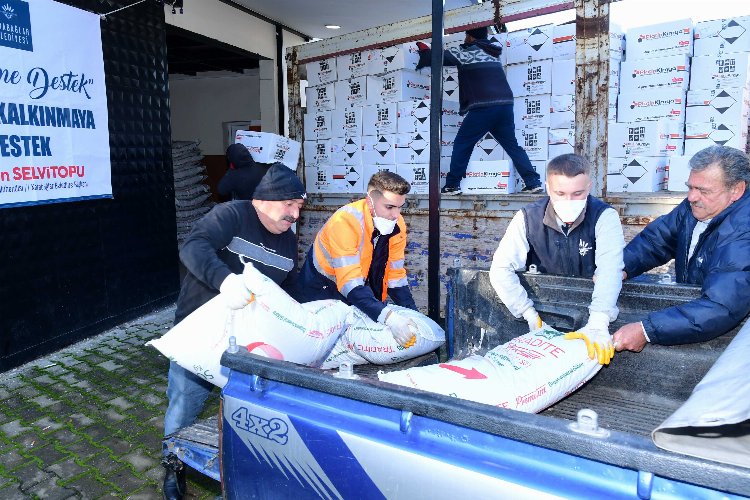 Karabağlar'da tonlarca gübre ve bordo bulamacının dağıtılıyor