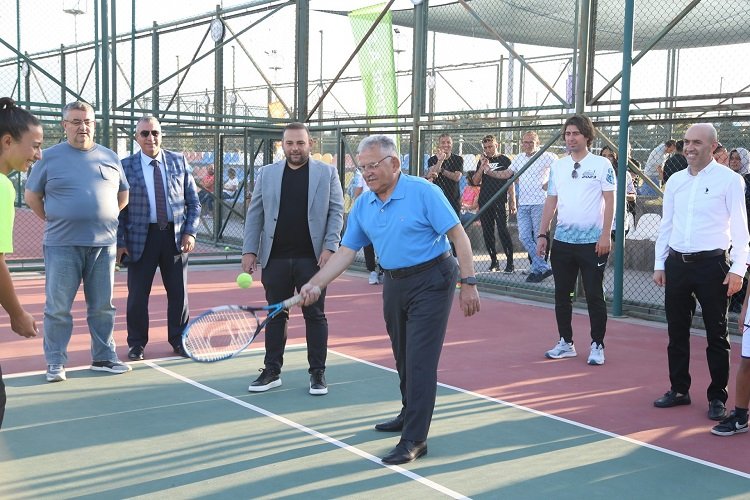 Kayseri Büyükşehir'in tenis kortlarına sporsever akını