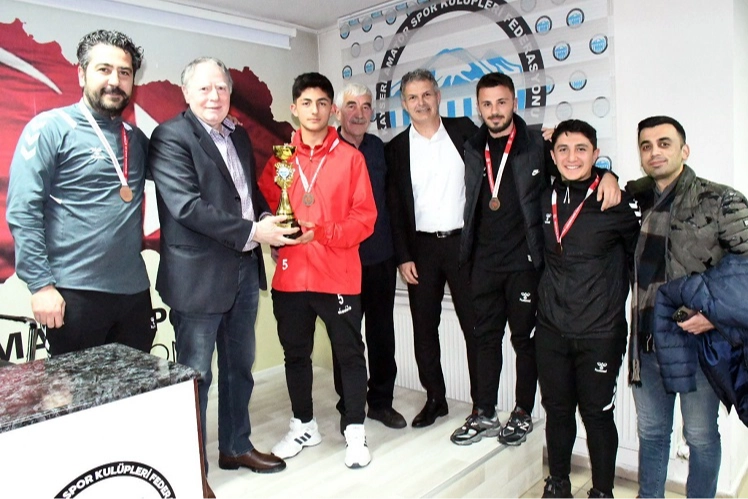 Kayseri Talas Belediyespor'un gençleri şampiyonluğu yakaladı