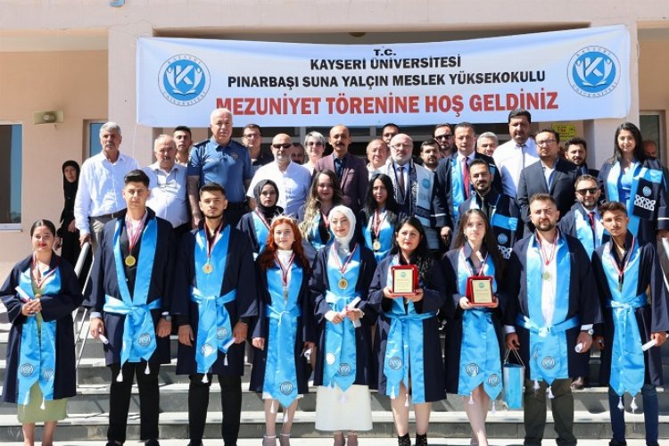 KAYÜ Pınarbaşı MYO'da mezuniyet heyecanı